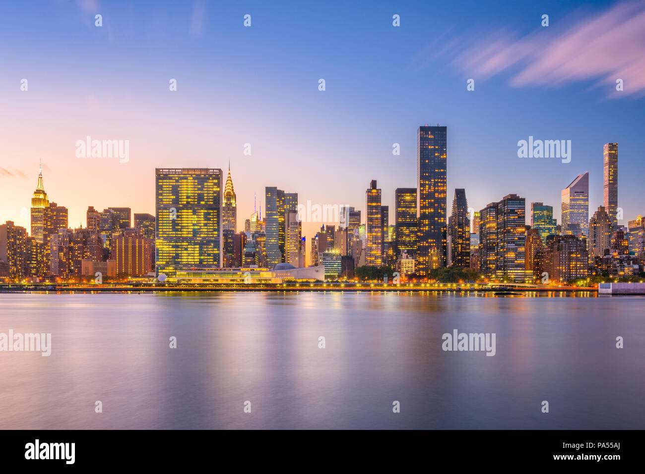New York, New York, USA midtown skyline à partir de l'autre côté de l'East River au crépuscule. Banque D'Images