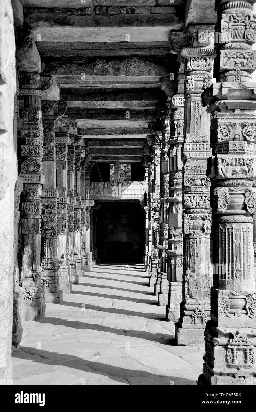 Des piliers sculptés, Qutub Minar, complexe (dépêche écrite, New Delhi, Inde Banque D'Images