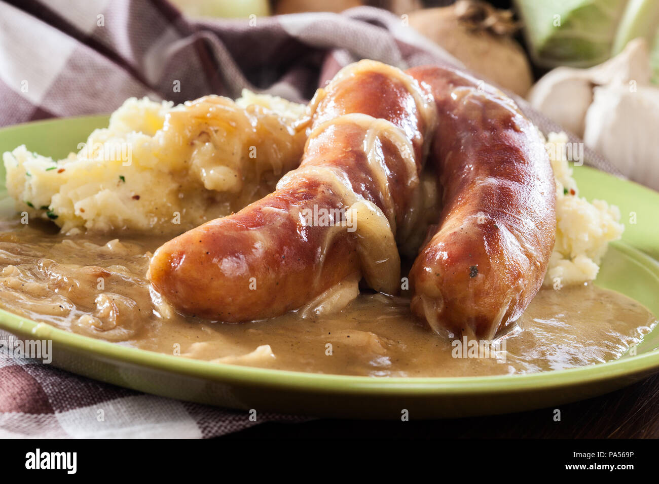 Bangers & Mash. Saucisse cuite en sauce oignon servis avec une purée de pommes de terre Banque D'Images