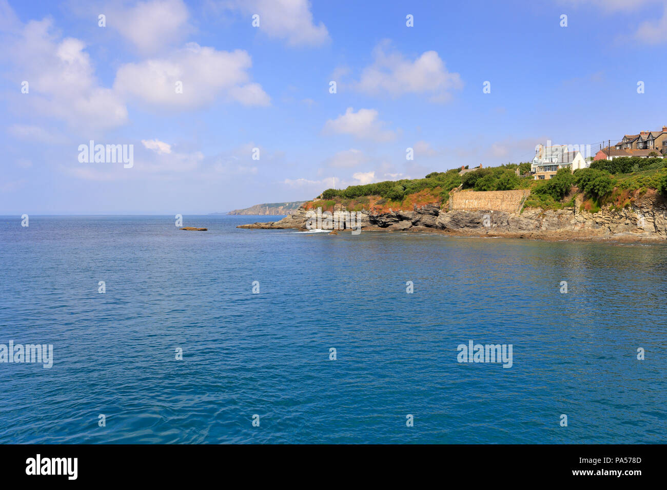 Côte de Porthleven lointain et ruines de mines d'étain, Cornwall, England, UK. Banque D'Images