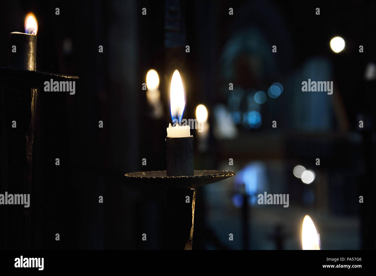 Un gros plan d'une bougie brûle dans une cathédrale Banque D'Images