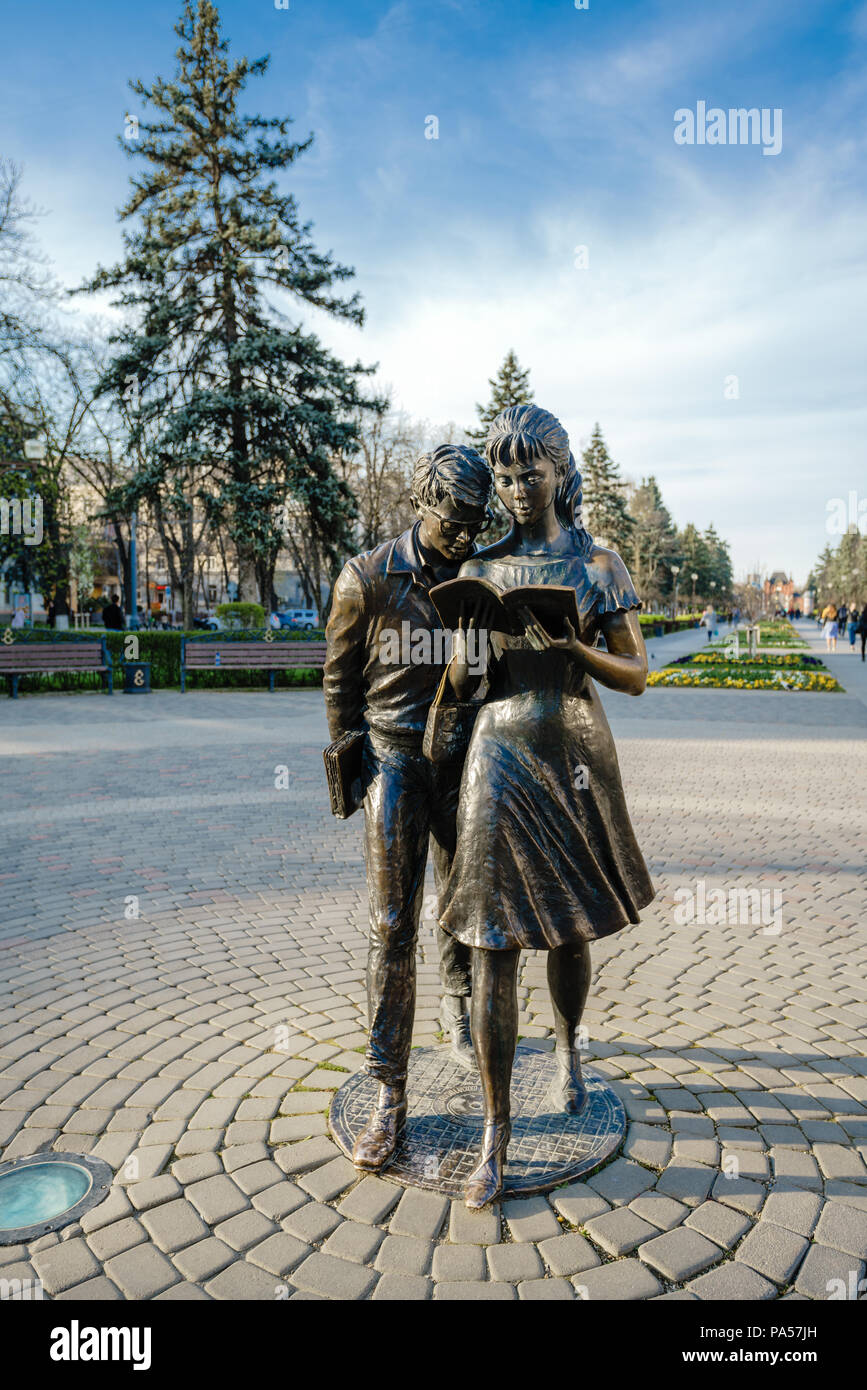 Krasnodar, Russie - 06 Avril 2018 : monument Shurik et Lida dans le centre de Krasnodar. Boulevard Alexandre Banque D'Images