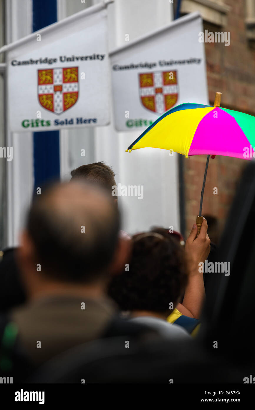Symbole parapluie détenus par le chef d'excursion d'un groupe de touristes en visite à l'université de Cambridge, Angleterre. Banque D'Images