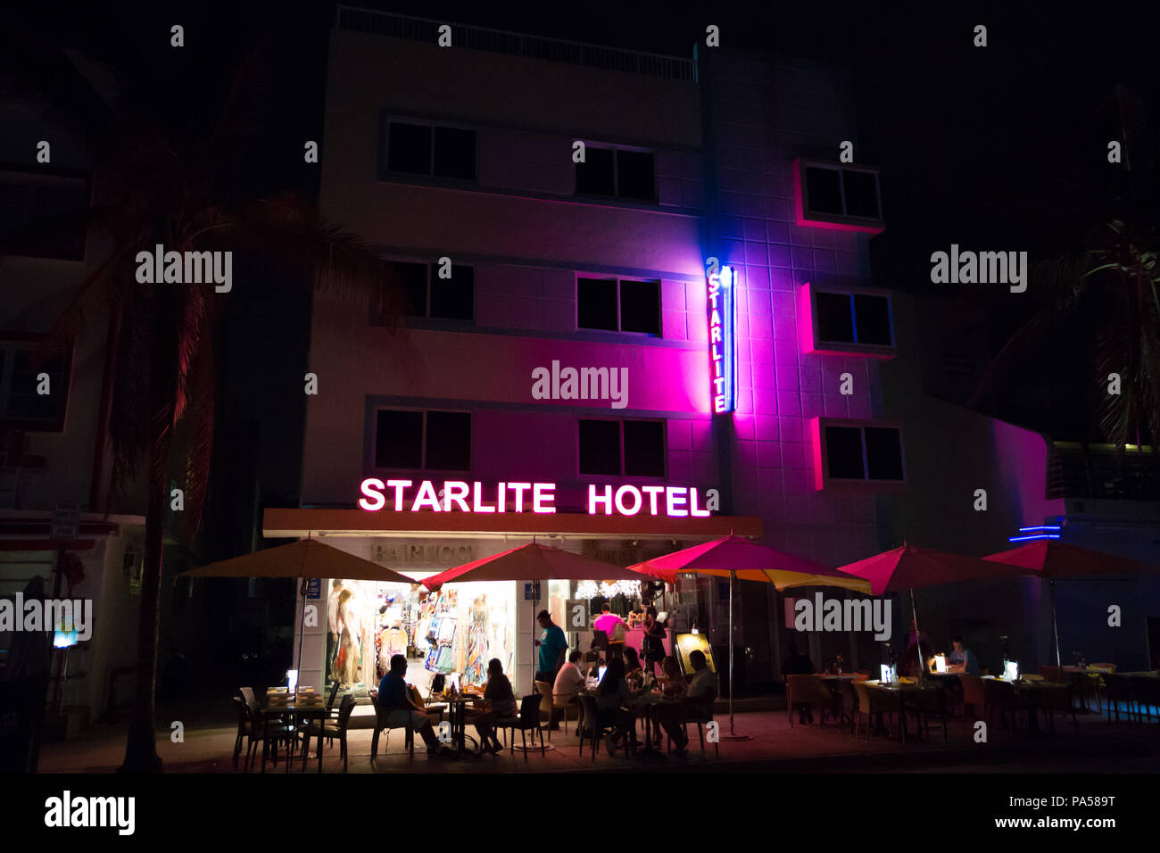 Scène de rue de nuit d'Ocean Drive, Miami, avec éclairage au néon Banque D'Images