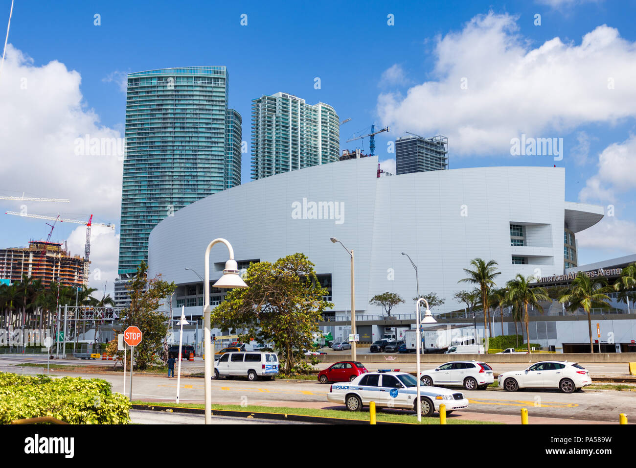 American Airlines Arena, Miami, Floride - street tourné avec des bâtiments, des gratte-ciel et voiture de flic Banque D'Images