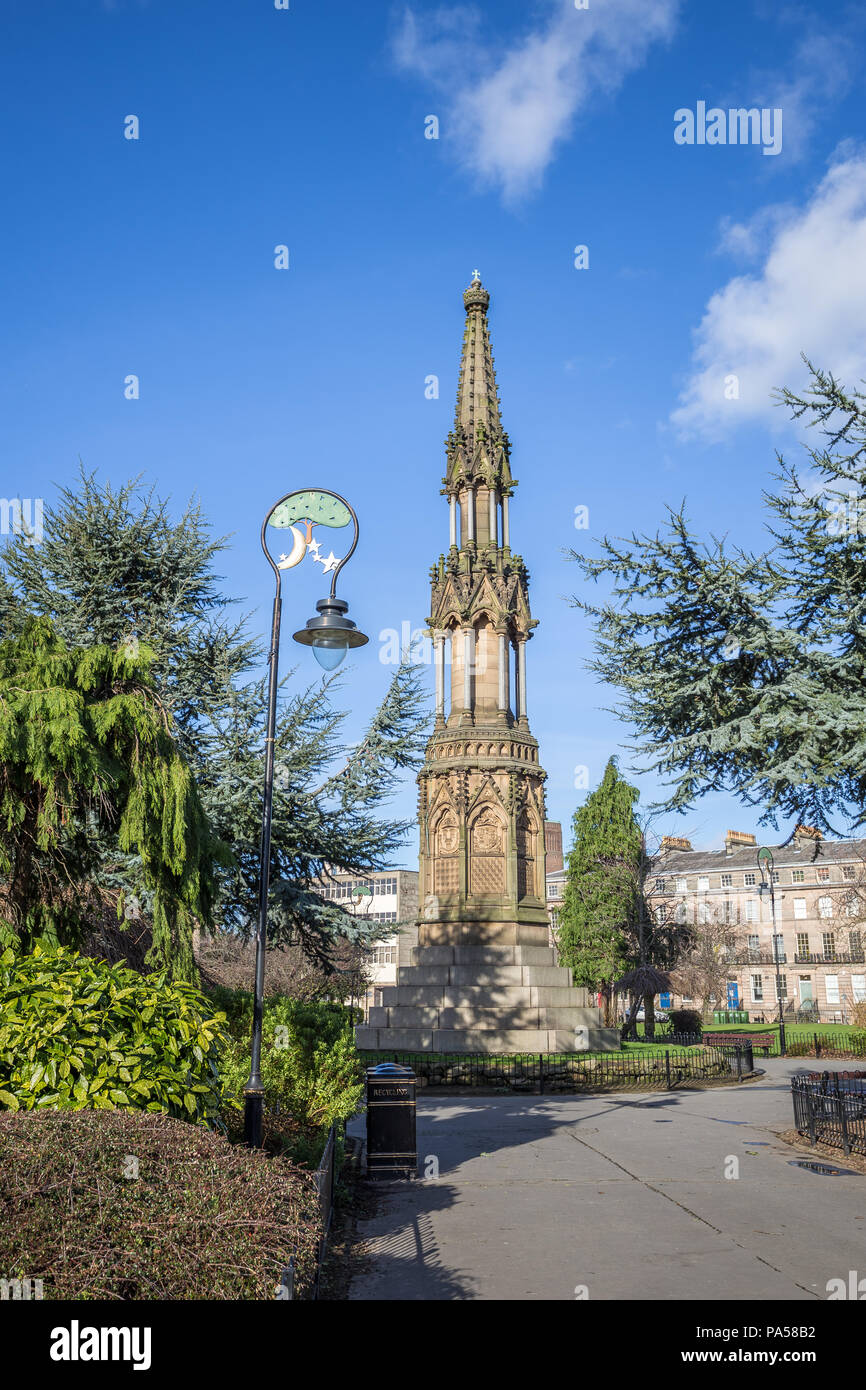 Hamilton Square Gardens, Birkenhead, Wirral, avec la reine Victoria Monument, d'un cénotaphe Banque D'Images
