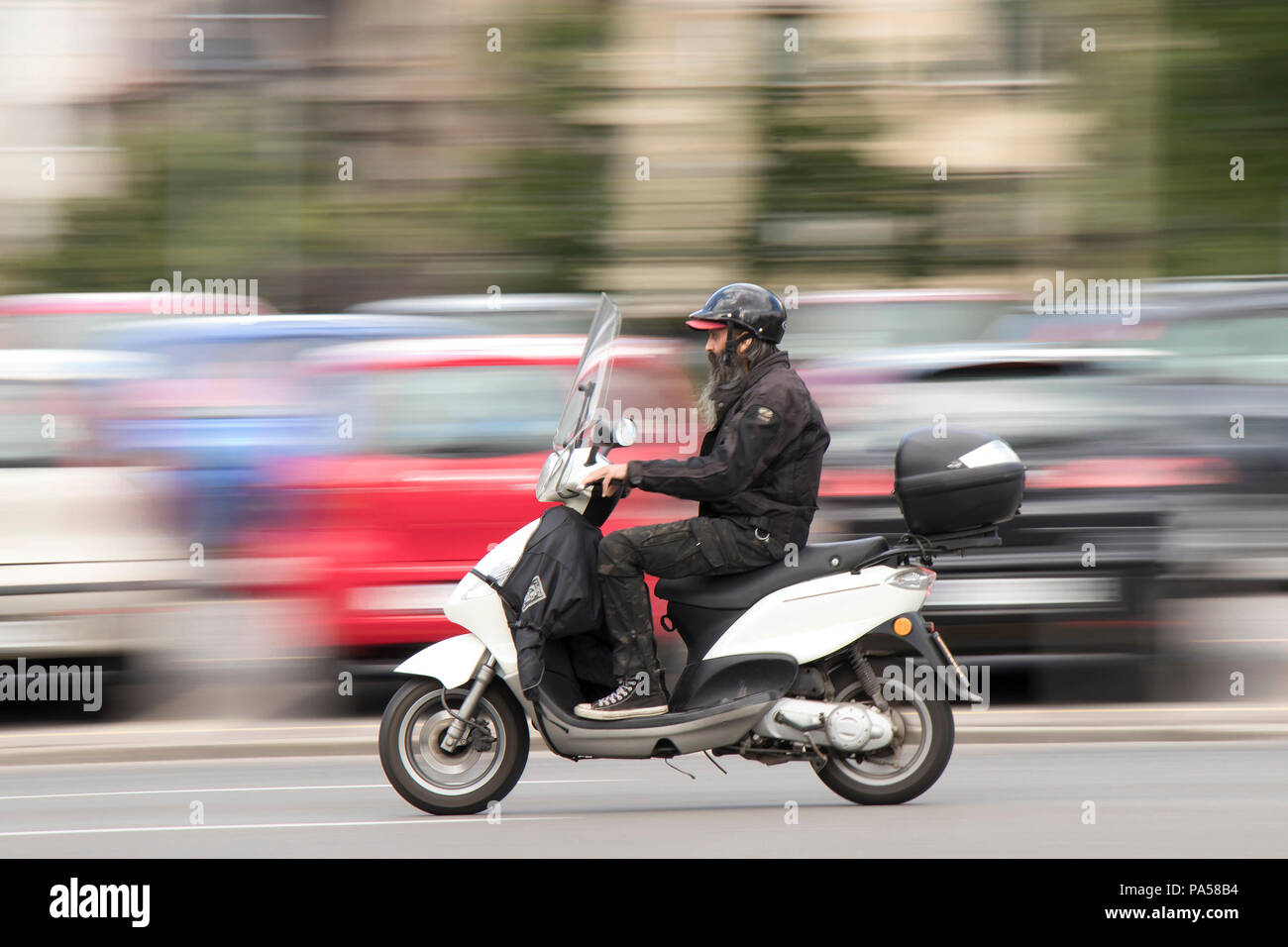 Belgrade, Serbie - le 24 juin 2018 : panoramique de personnes âgées longue barbe biker riding scooter sa ville sur rue avec arrière-plan flou Banque D'Images