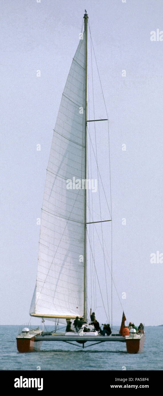 AJAXNETPHOTO. 29ème avril,1974. SOLENT, ANGLETERRE - NOUVEAUX ESSAIS EN MER EN CATAMARAN - ROBIN KNOX JOHNSTON'S NEW 70FT BRITISH OXYGEN CATAMARAN SUR LES SENTIERS DE LA MER AU LARGE DE L'ÎLE DE WIGHT. PHOTO:JONATHAN EASTLAND/AJAX REF:21207 3 28 Banque D'Images