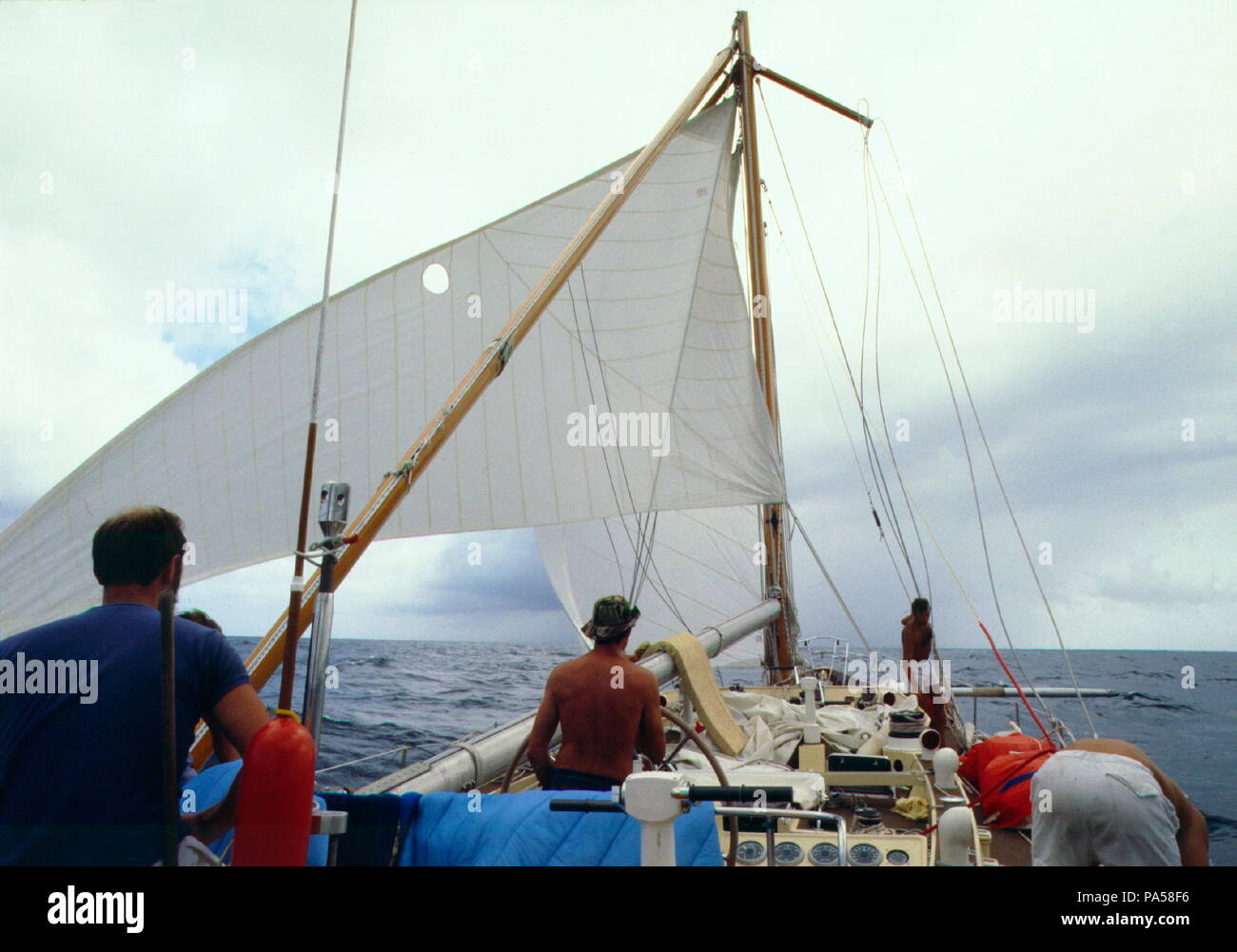 AJAXNETPHOTO. 1977. En mer. Monde - RACER - L'ENTRÉE BRITANNIQUE DÉMÂTÉ HEATH'S CONDOR DANS LA WHITBREAD ROUND THE WORLD RACE VOILE VERS MONROVIA SOUS GRÉEMENT APRÈS SON MÂT EN FIBRE DE CARBONE, L'UN DES PREMIERS DU GENRE AU MONDE, a explosé DEUX SEMAINES APRÈS LE DÉPART DE LA COURSE. PHOTO:GRAHAM CARPENTER/AJAX REF:HDD/CONDOR/WHITBREAD77 Banque D'Images
