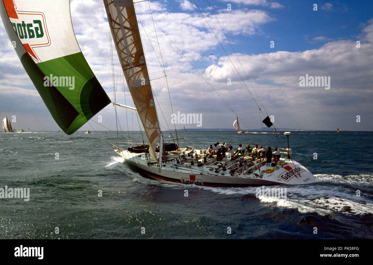 AJAXNETPHOTO. 1989. SOLENT, en Angleterre. FASTNET RACE 1989 - GATORADE SKIPPERD PAR GIORGIO FALCK (C) les aiguilles. YACHT EST UNE RACE WHITBREAD ENTRÉE. PHOTO : JONATHAN EASTLAND / AJAX REF:890823 Banque D'Images