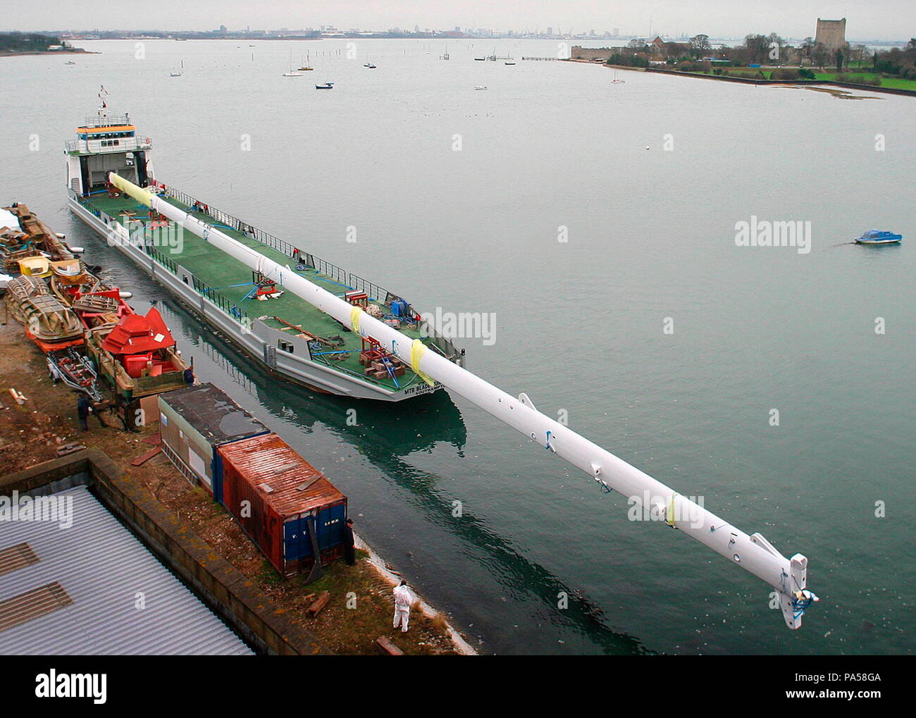 AJAXNETPHOTO. 2004 - LE MÂT SE DÉPLACER - LE GRAND MÂT POUR LE MARCHÉ LE PLUS IMPORTANT AU SLOOP MIRABELLA V QUITTE LE TRIAGE DE PORTCHESTER HALMATIC POUR SOUTHAMPTON DOCKS OÙ LE YACHT EST EN ATTENTE POUR QU'IL SOIT RENFORCÉ. PHOTO : JULIAN HICKMAN/VT-Groupe/AJAX REF:1203 Banque D'Images