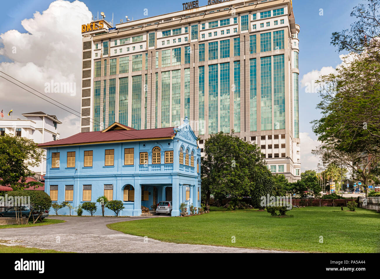 Ipoh, Malaisie - 11 décembre 2017 : Nouveau Tower Regency hotel et la vieille maison coloniale juste en face de l'hôtel de la ville d'Ipoh en Malaisie. Banque D'Images