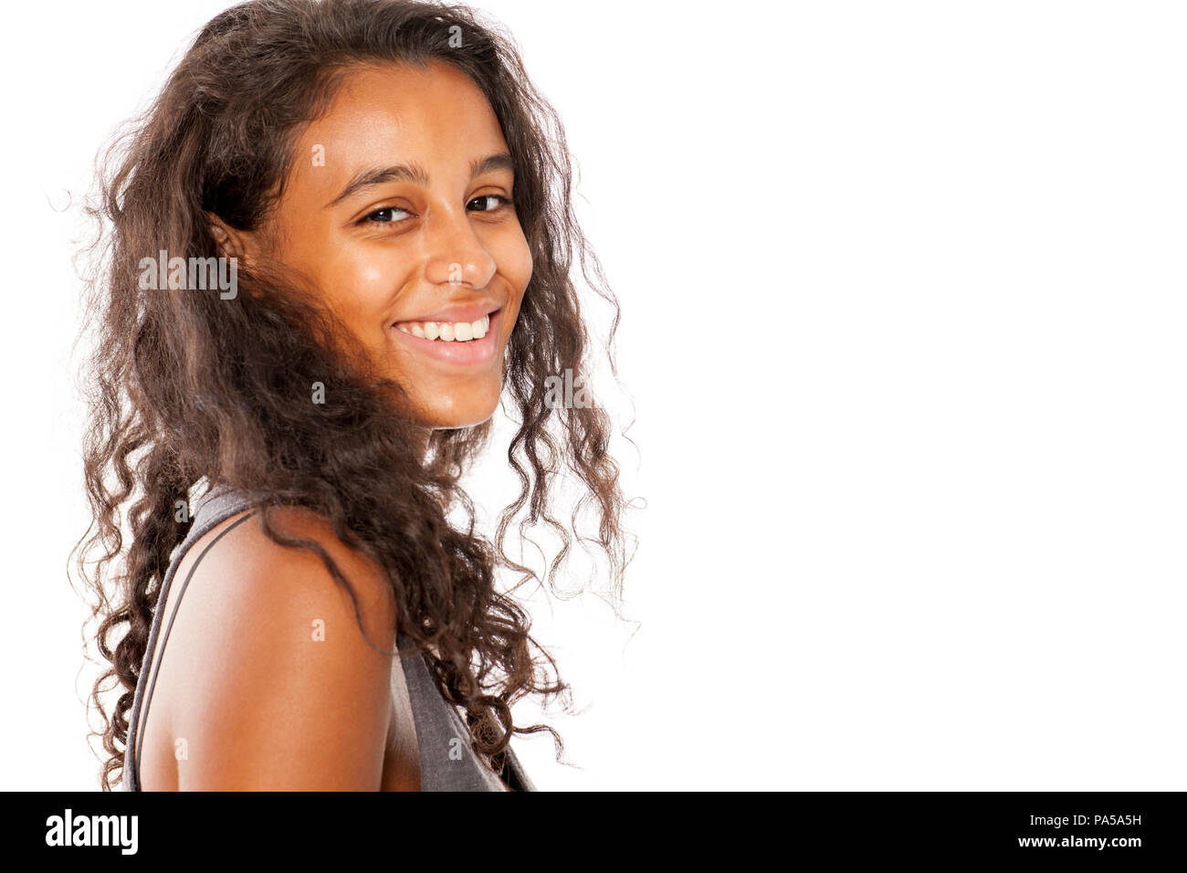 Portrait of a happy, belle jeune femme à la peau sombre Banque D'Images