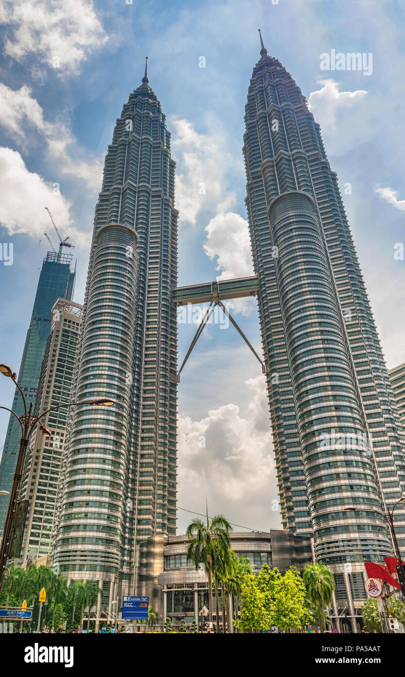 Kuala Lumpur, Malaisie - 14 déc 2017 : Les Tours Petronas Twin Towers, ou, sont des gratte-ciel de Kuala Lumpur, Malaisie. Ils ont été le plus grand bâtiment Banque D'Images