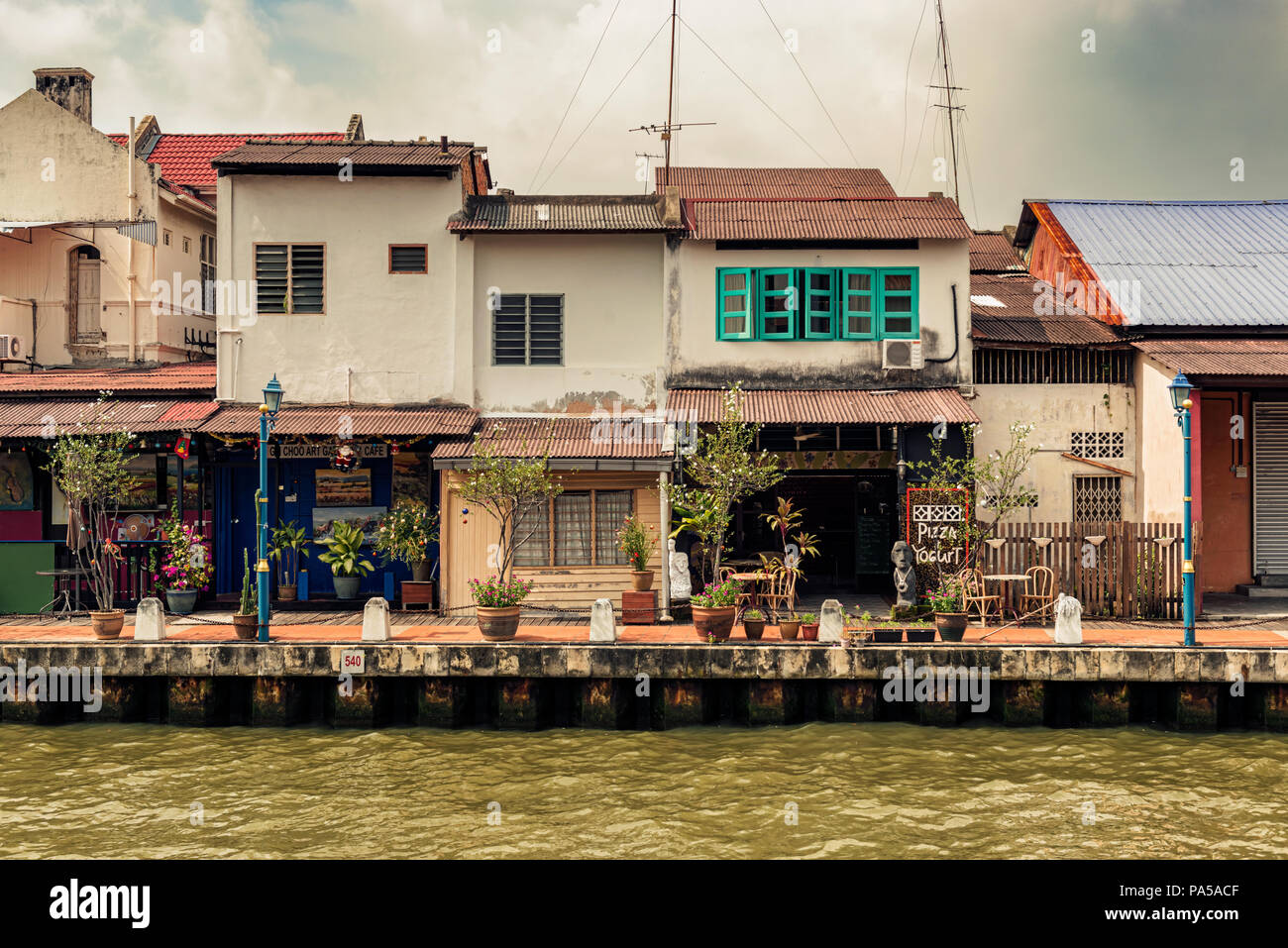 Malacca, Malacca, Malaisie - 15 déc 2017 : vue sur les vieilles maisons coloniales à l'UNESCO historique Section du Canal de la rivière Melaka, Malaisie. Banque D'Images