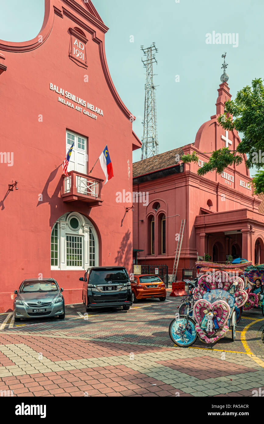 Malacca, Malaisie - 15 déc 2017 : rickshaws colorés en face de l'Église du Christ à Dutch Square à Melaka, Malaisie. L'église construite en 1753 par le Néerlandais, Banque D'Images