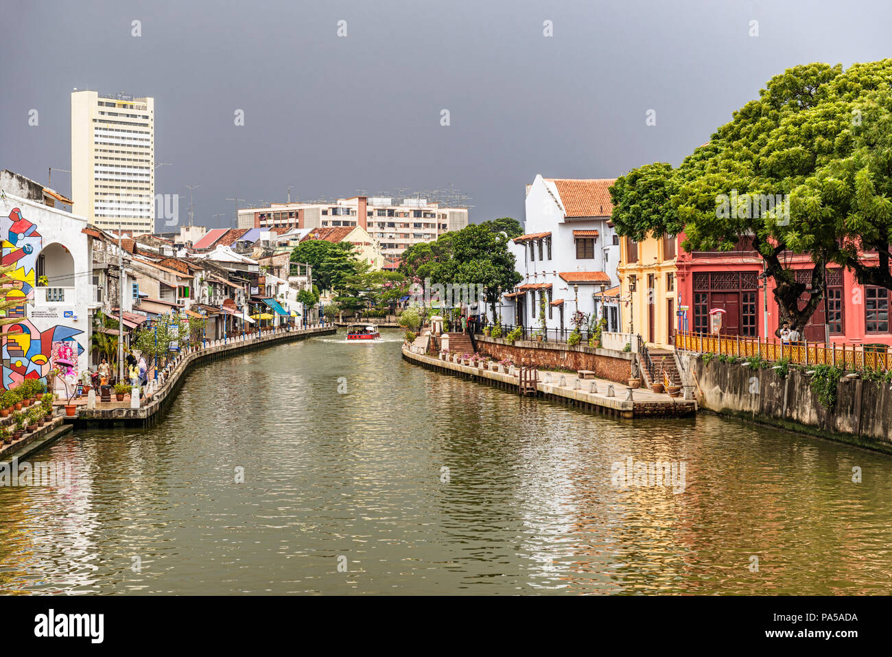Malacca, Malacca, Malaisie - 15 déc 2017 : vue sur les vieilles maisons coloniales à l'UNESCO historique Section du Canal de la rivière Melaka, Malaisie. Banque D'Images