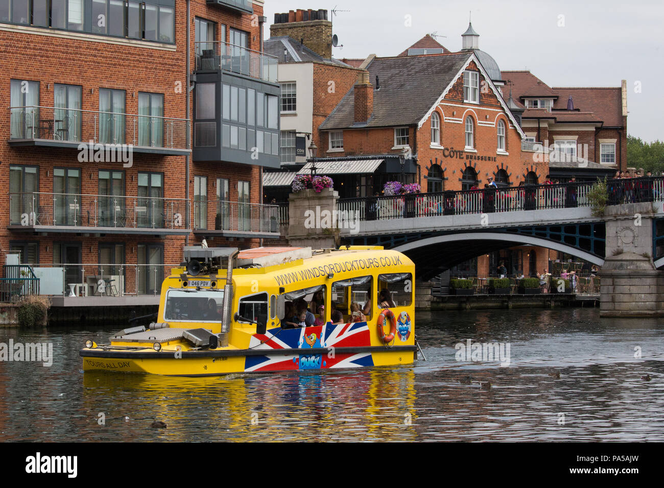 Windsor, Royaume-Uni.20th juillet 2018.Un véhicule amphibie Windsor Duck Tours navigue sur la Tamise, près du pont de Windsor. Banque D'Images