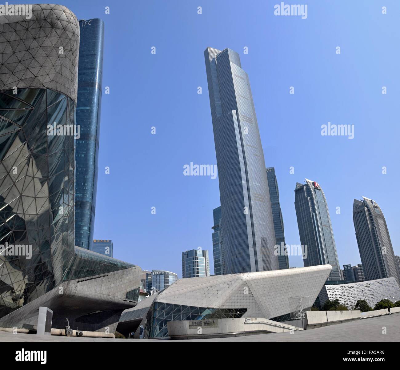 CANTON, CHINE - vers janvier 2017 : opéra de Canton en Canton est un opéra chinois conçu par l'architecte irakienne Zaha Hadid, ouvert en 2010. Banque D'Images