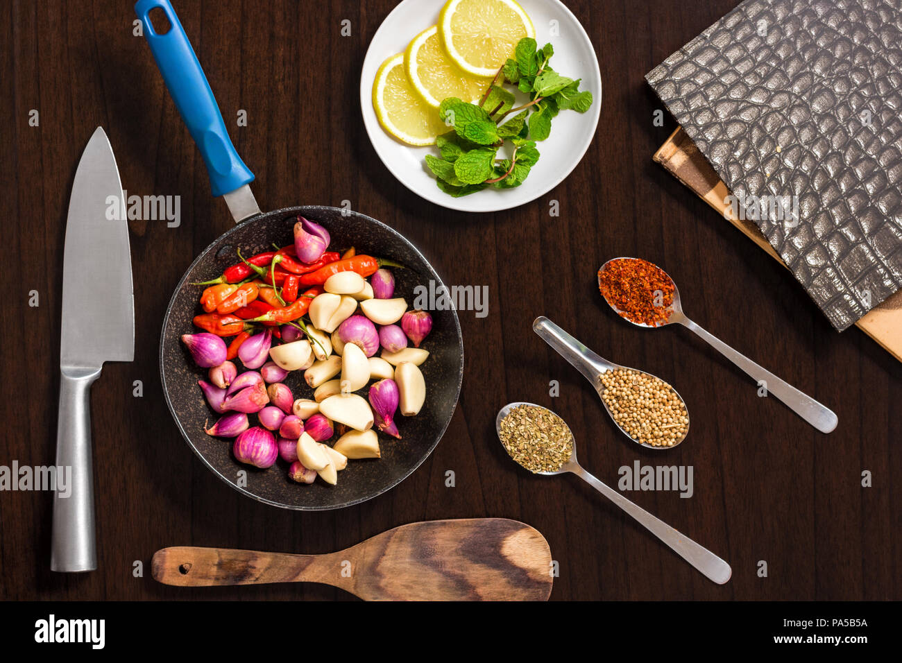 - Ingrédients de fines herbes et épices à plat à l'image sur la table en bois Banque D'Images