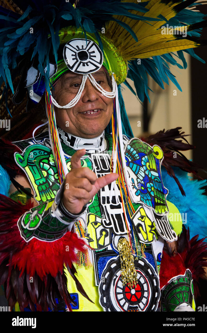 Danseurs aztèques effectuant des danses traditionnelles très colorées habillées de coiffes et costumes colorés. Banque D'Images