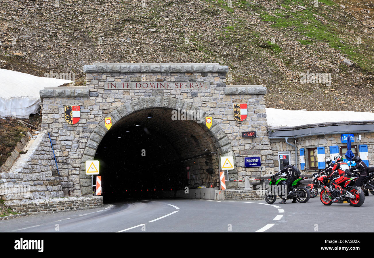 La partie la plus haute de la Haute Route alpine du Grossglockner mène à travers un tunnel du Hochtor à 2500 m et se connecte avec Salzburger Land de Carinthie. Banque D'Images