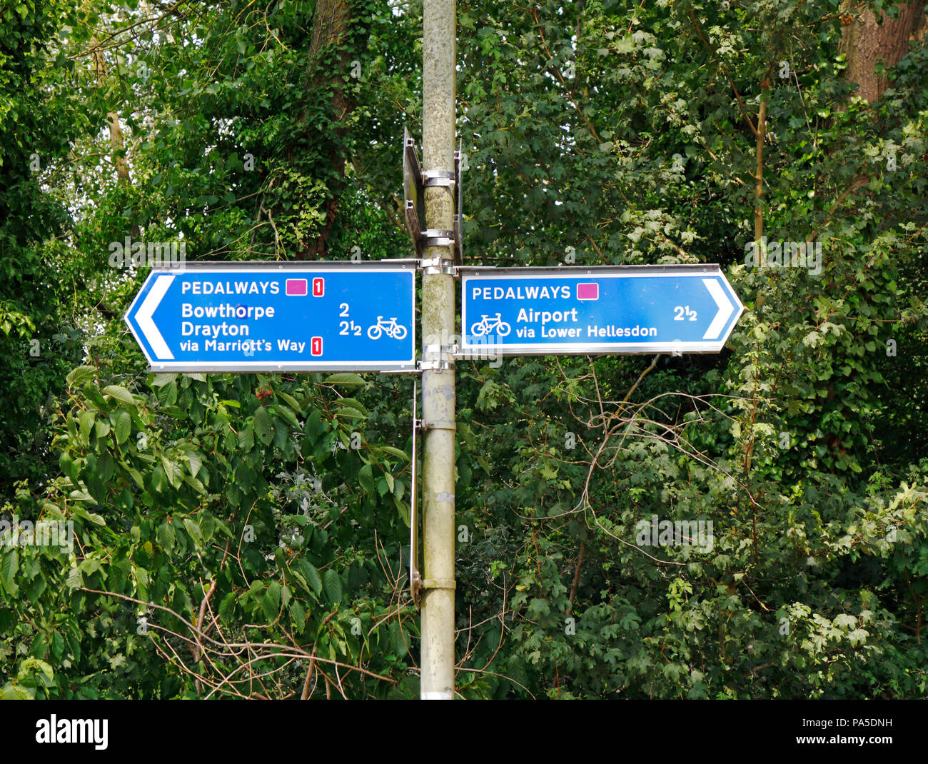 Un panneau routier indiquant notamment les Pedalways National Cycle Route 1 à Hellesdon, Norfolk, Angleterre, Royaume-Uni, Europe. Banque D'Images