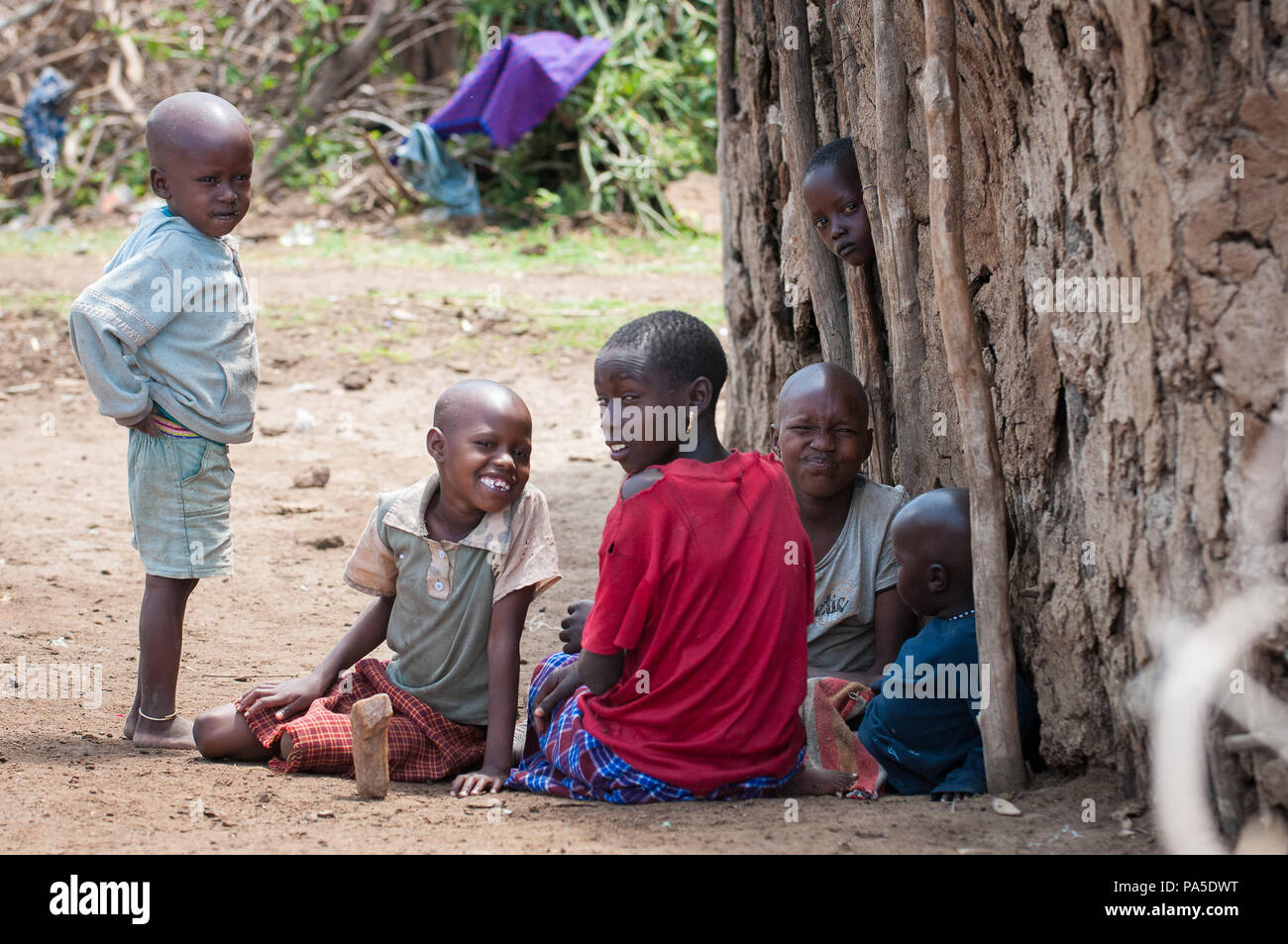 AMBOSELI, KENYA - 10 octobre 2009 : les enfants non identifiés à la lecture Massai arbre au Kenya, 10 Oct 2009. Massai sont une ethnie Nilotique Banque D'Images