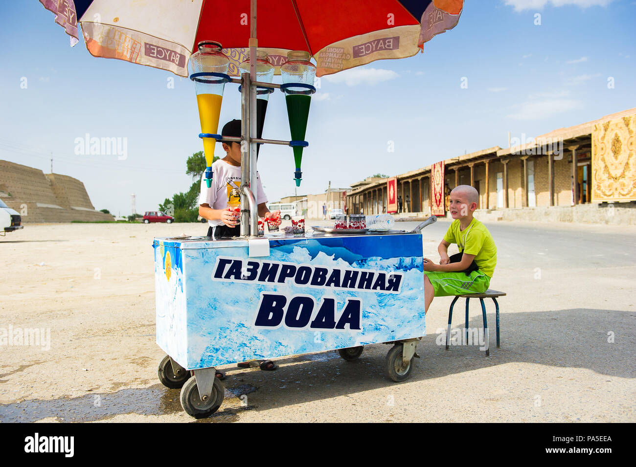 Boukhara, Ouzbékistan - juin 6, 2011 : deux garçons ouzbek non identifié voir gaz eau en Ouzbékistan, 6 juin 2011. 93 % des personnes considèrent que l'ouzbek dans la vie e Banque D'Images