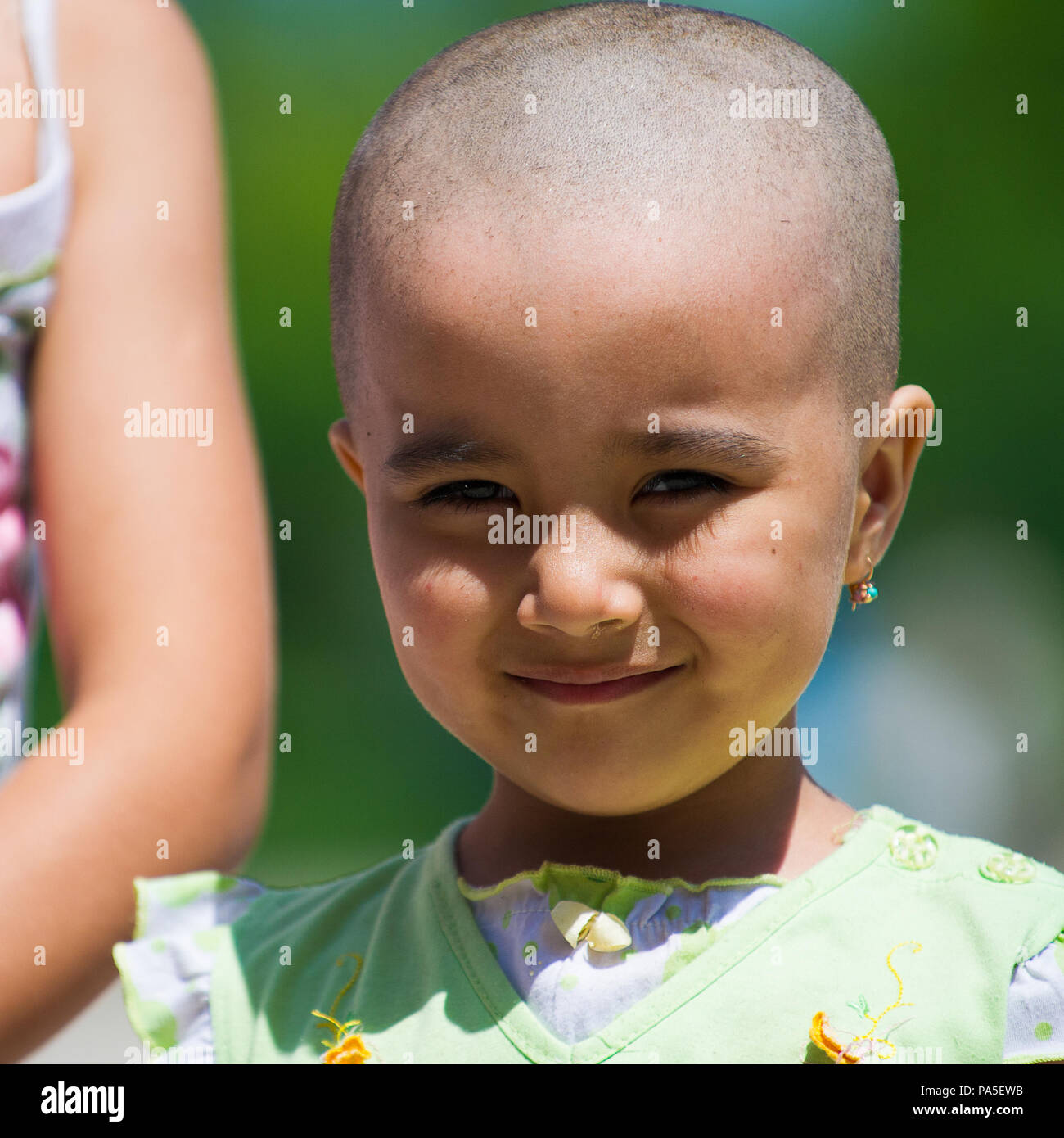 Tachkent, Ouzbékistan - Juin 12, 2011 : petite fille a souri ouzbek non identifiés pour l'appareil photo en Ouzbékistan, Jun 12, 2011. 81  % des personnes appartiennent à l'homme en Ouzbékistan Banque D'Images