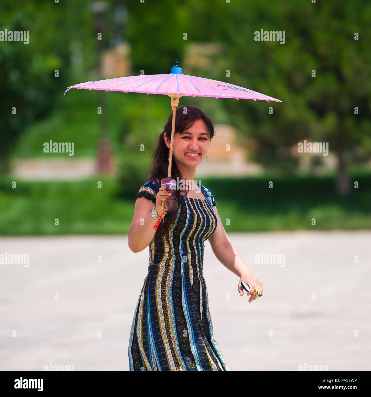 Tachkent, Ouzbékistan - Juin 12, 2011 non identifié : fille ouzbek promenades dans le folklore national costumes en Ouzbékistan, Jun 12, 2011. 81  % des personnes en ouzbek Banque D'Images