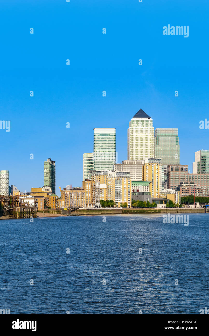 Rues de la région de Canary Wharf à Londres sur une journée ensoleillée sans nuage Banque D'Images