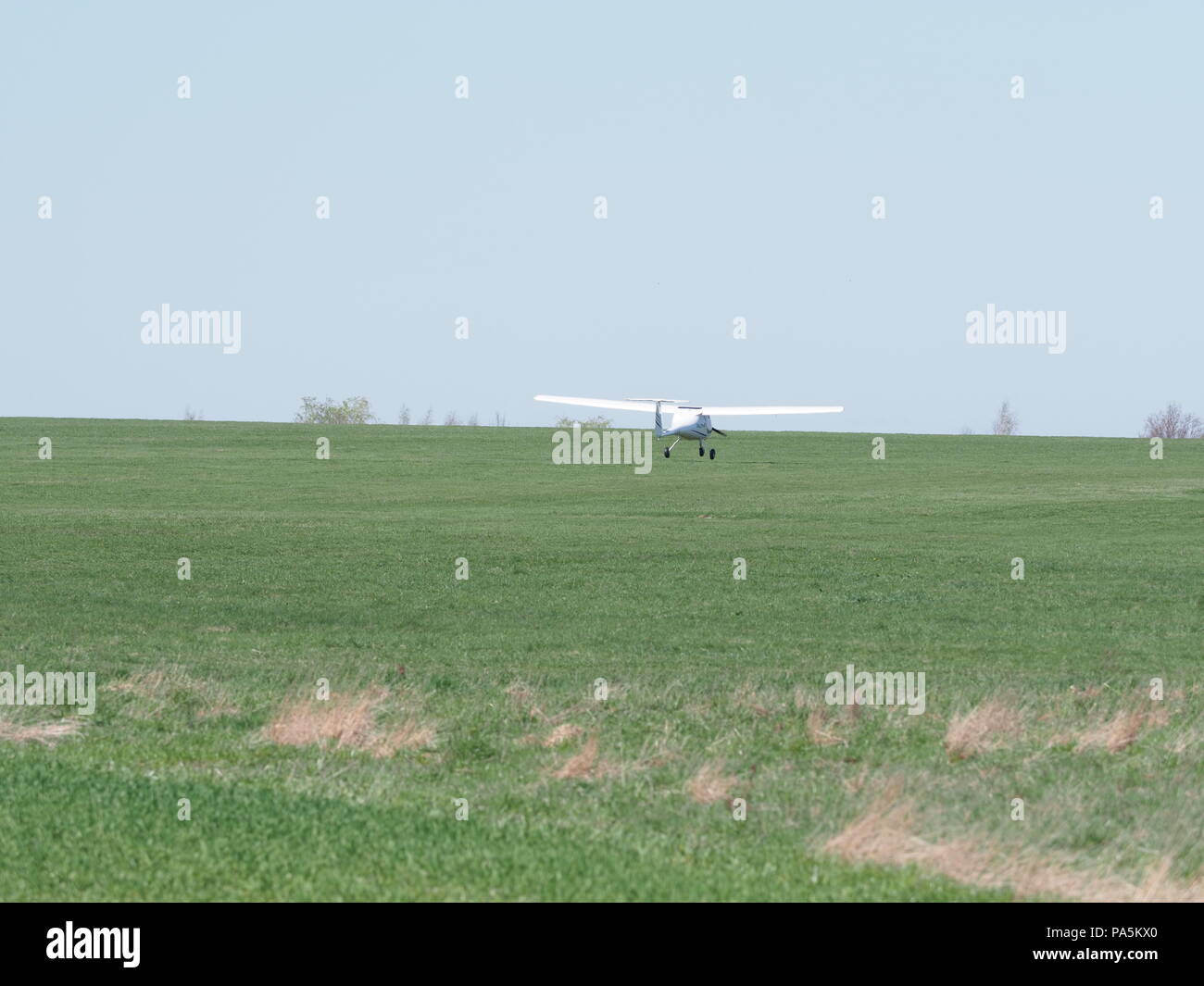 BIELSKO-BIALA, POLOGNE SUR AVRIL 2018 : blanc moderne Pipistrel Formateur Alpha SP PLACES avion sur l'aérodrome d'herbe, de roulage et de décollage appartient à air c Banque D'Images