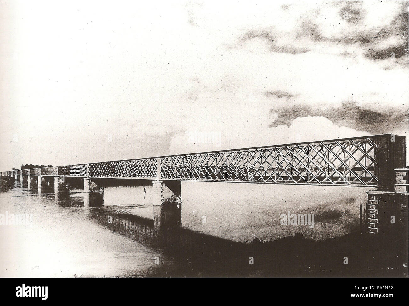 317 Travata metallica del ponte sul Fiume Toce Banque D'Images