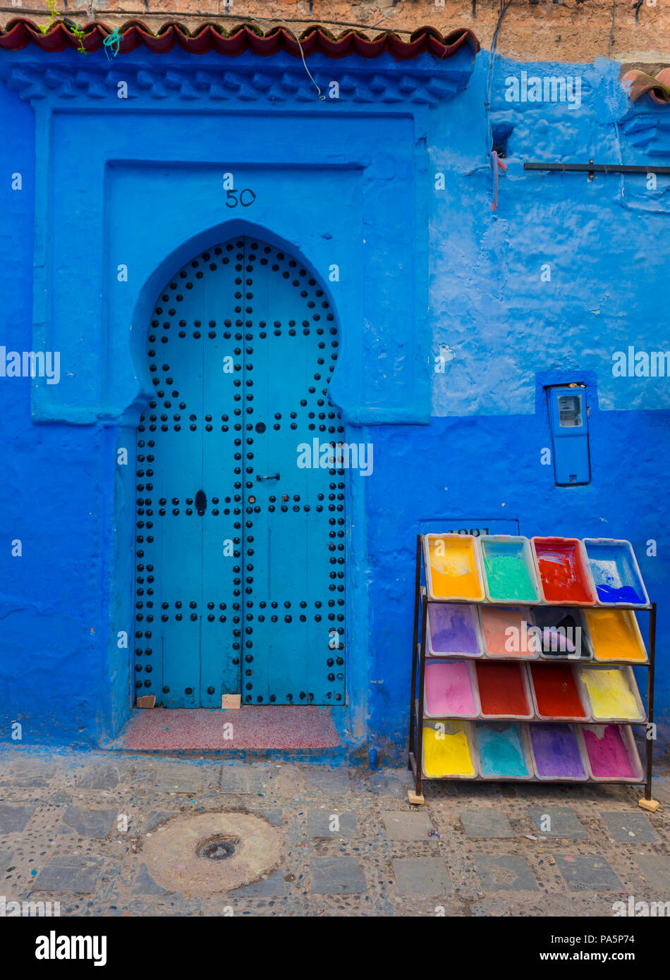 Blue porte avant, à côté de pigments de couleur, façade de maison, maison peinte en bleu, Médina de Chefchaouen, Chaouen, Tanger-Tétouan Banque D'Images