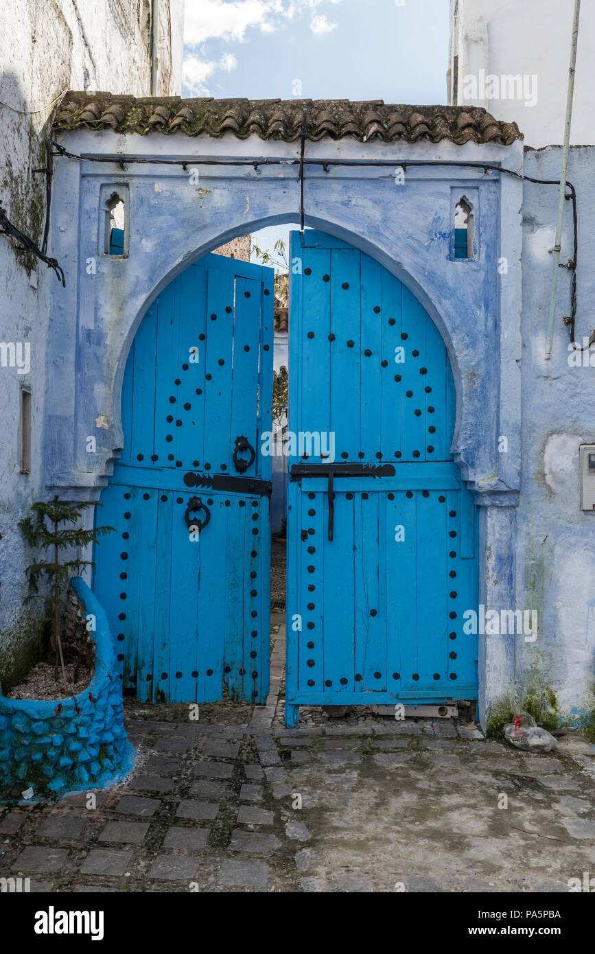 Blue porte avant, façade de maison, Médina de Chefchaouen, Chaouen, Tanger-Tétouan, Royaume du Maroc Banque D'Images