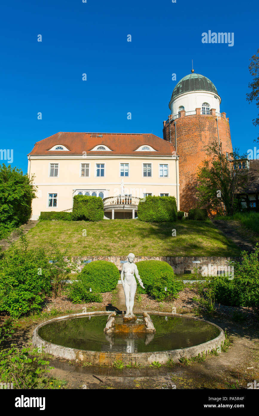 Parc et Château Lenzen, centre d'accueil de la réserve de biosphère du paysage de la rivière Elbe, Lenzen, Prignitz, Brandebourg, Allemagne Banque D'Images Parc et Château Lenzen, centre d'accueil de la réserve de biosphère du paysage de la rivière Elbe, Lenzen, Prignitz, Brandebourg, Allemagne Banque D'Images