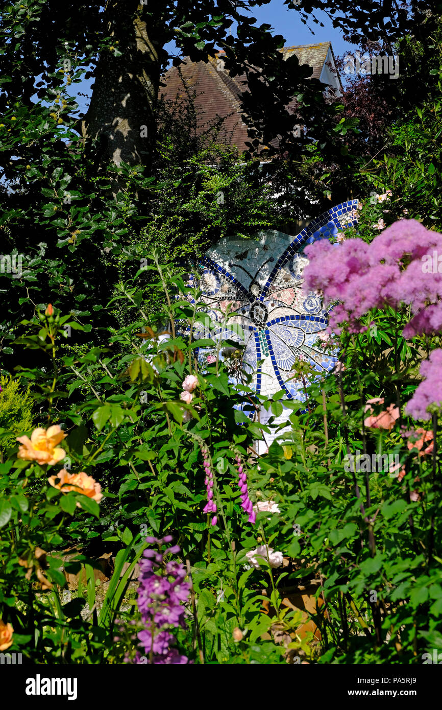 Belle bleue grande mosaïque papillon à l'arrière de la frontière herbacées Banque D'Images