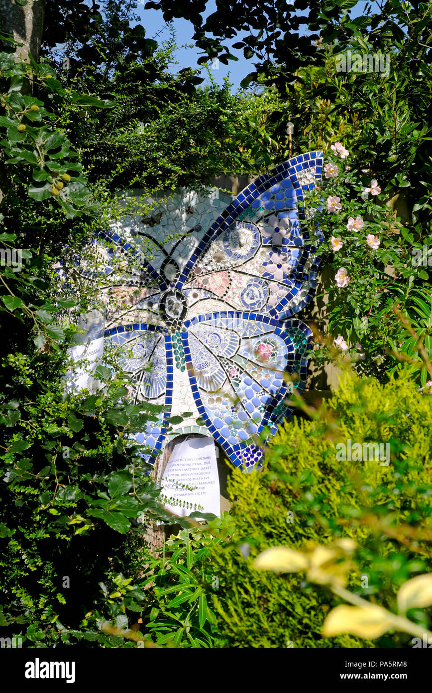 Belle bleue grande mosaïque papillon à l'arrière de la frontière herbacées Banque D'Images
