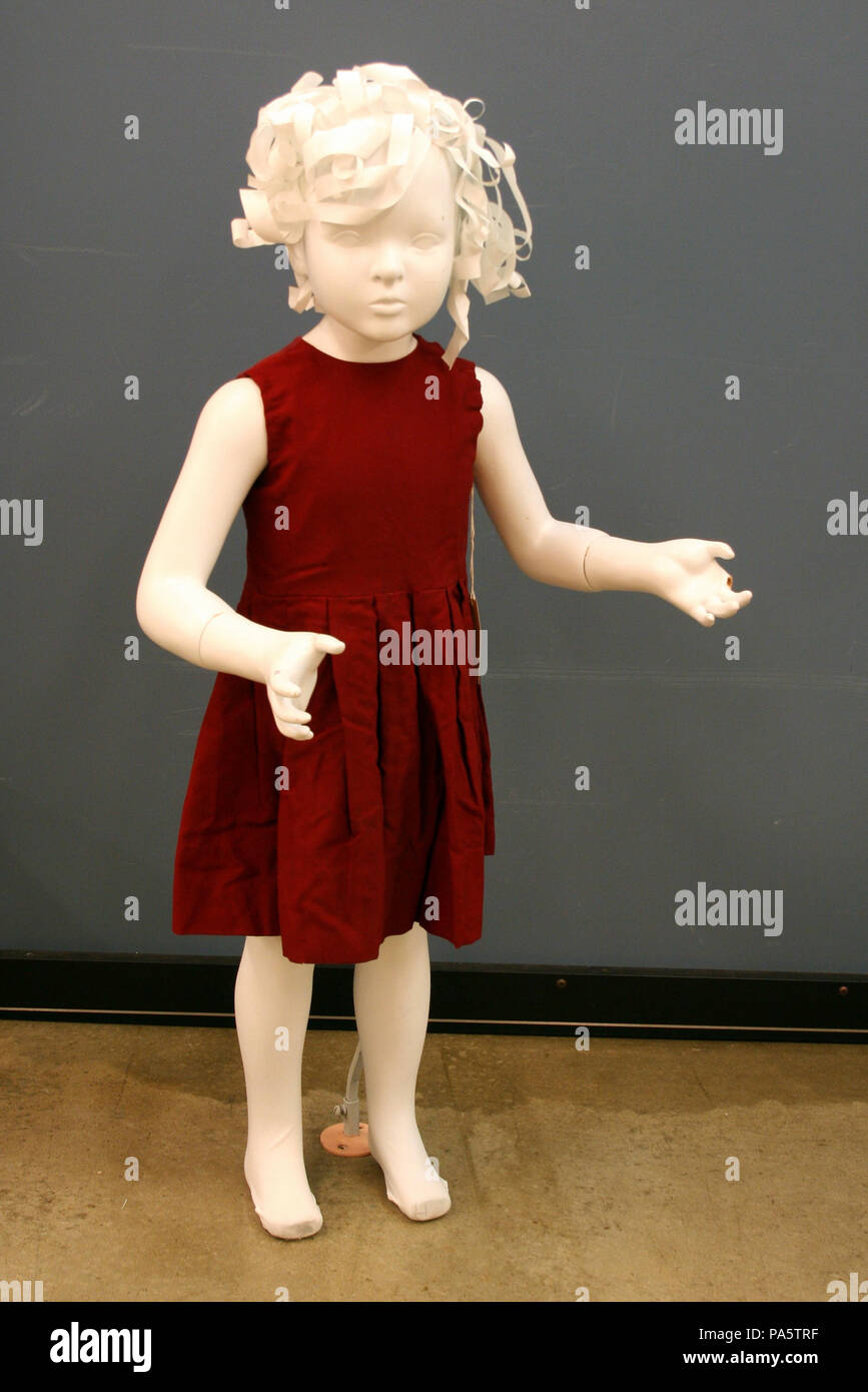 Anglais : Boy's robe deux pièces rouge foncé et une veste avec bande de  velours et d'une tresse, porté par Albert Lester 'George' Austin en 1898.  Titre : Robe rouge du