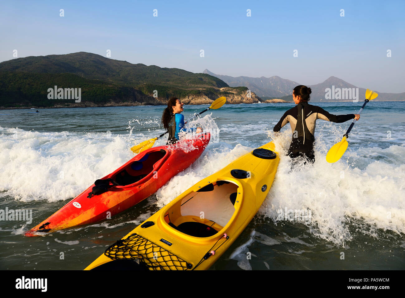 Les kayakistes à plage de Sai Wan, Big Wave Bay, également Tai Long Wan, de la péninsule de Sai Kung, nouveaux territoires, Hong Kong, Chine Banque D'Images