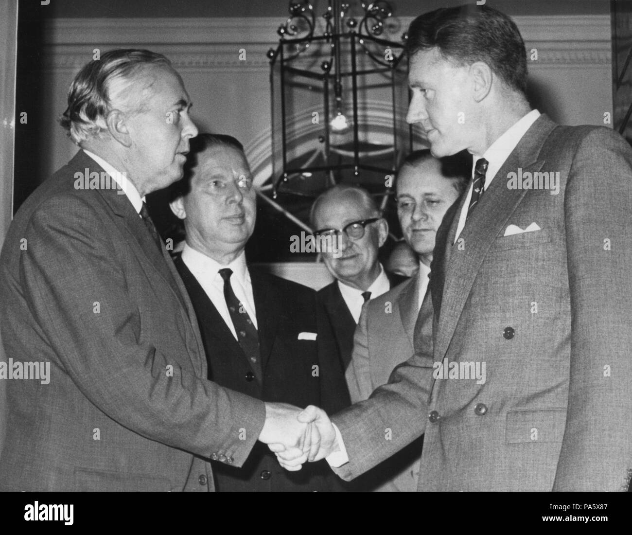 James Harold Wilson (1916-1995), político británico junto a Ian Smith (1919-2007), primer ministro de Rodhesia, en 1965. Banque D'Images