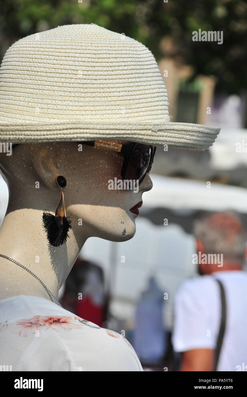 Women's Hat sur la tête d'une female mannequin dans le marché à Béziers, France Banque D'Images