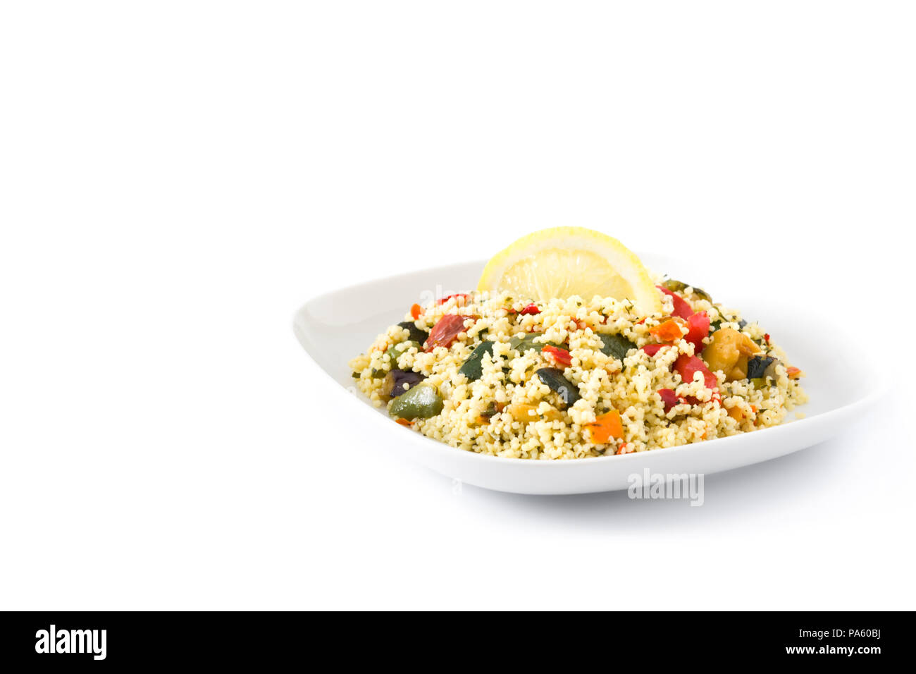 Couscous aux légumes frais isolé sur fond blanc. Banque D'Images