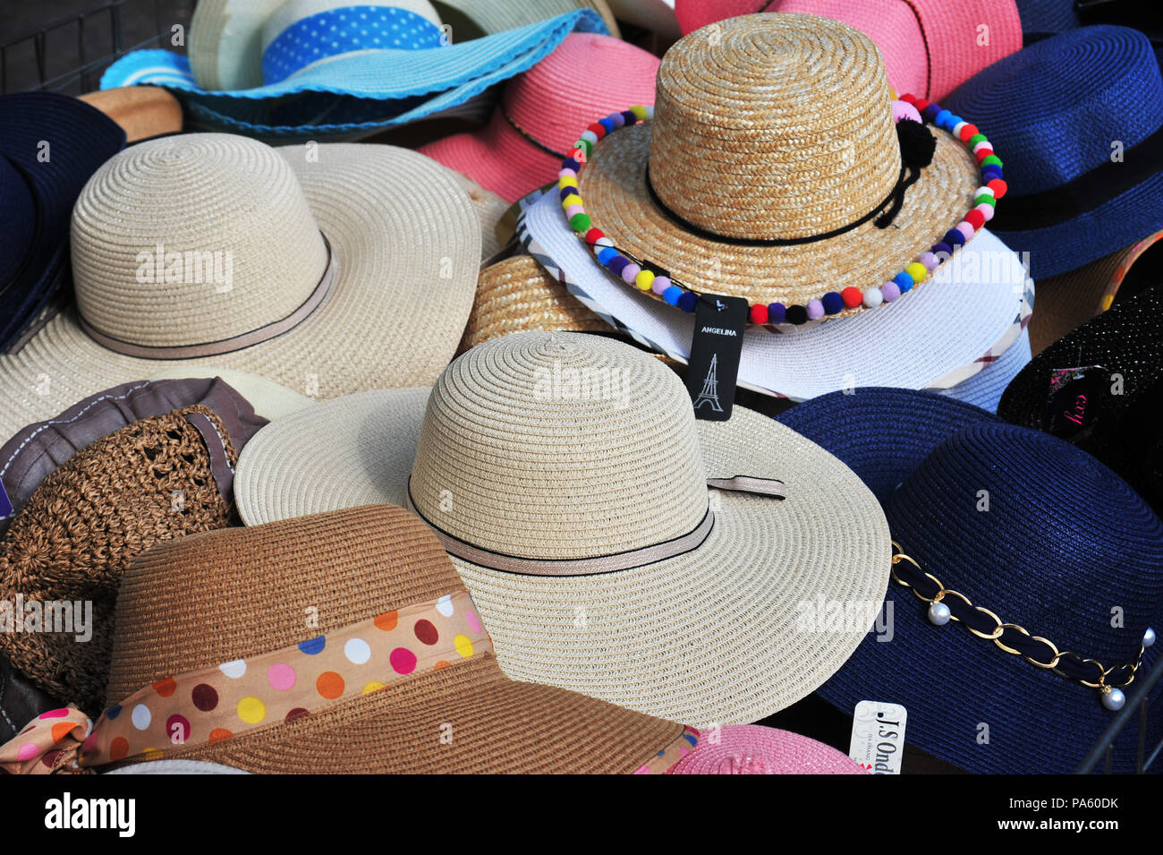 Sélection de chapeaux de femmes à la vente et en exposition à la vente à un  marché organisé chaque semaine à Béziers, France Photo Stock - Alamy