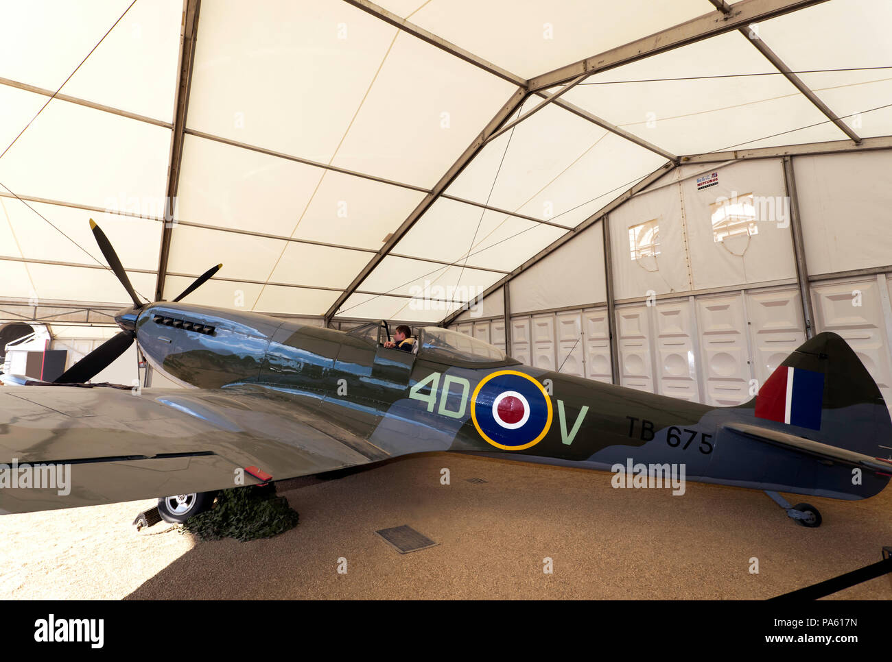 Vue d'un Supermarine Spitfire Mk XVI, une partie de la RAF Les célébrations du centenaire, à Horse Guards Parade, Banque D'Images