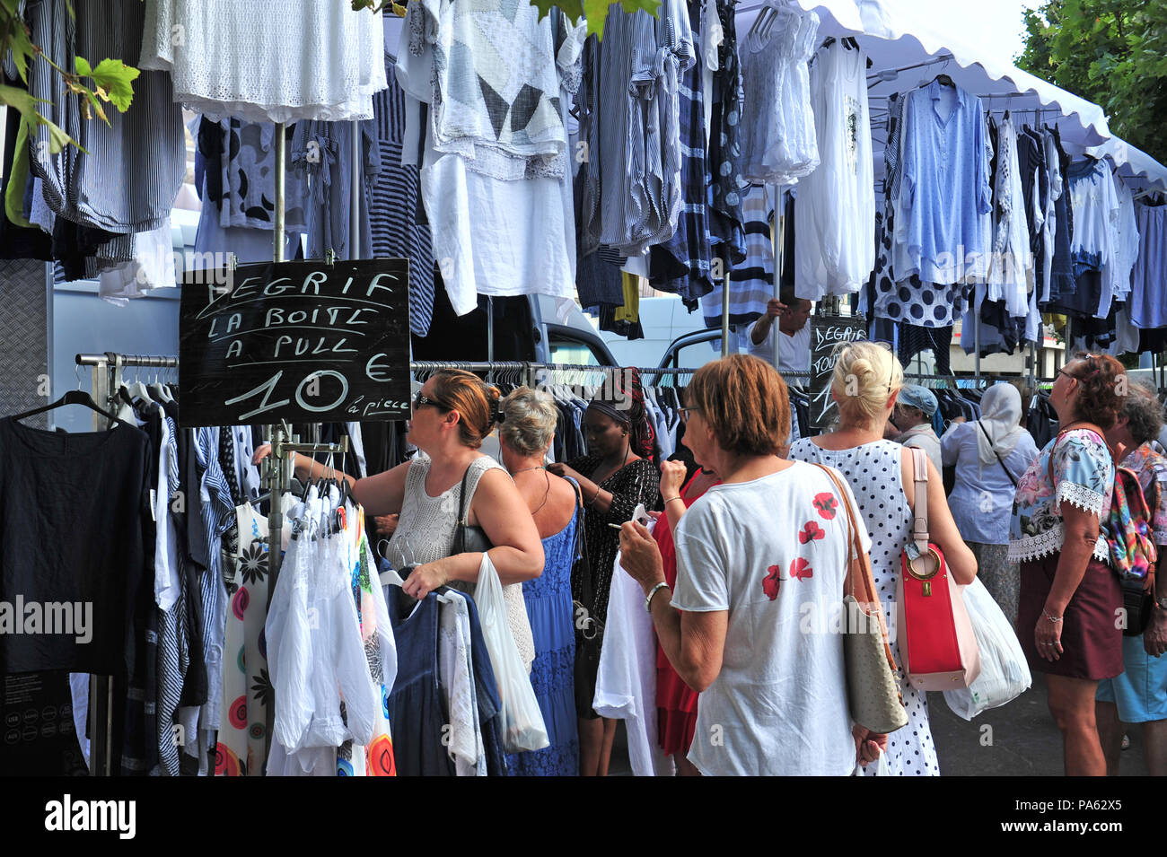 Les gens du shopping au marche francais occupe vendredi vetements tenues chaque semaine a Beziers France Photo Stock Alamy