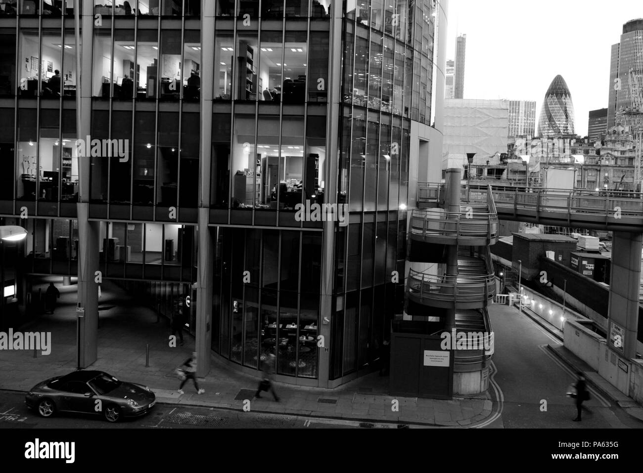 CityPoint, London, UK, photographié à partir de Barbican Estate avec le Gherkin en arrière-plan. Banque D'Images