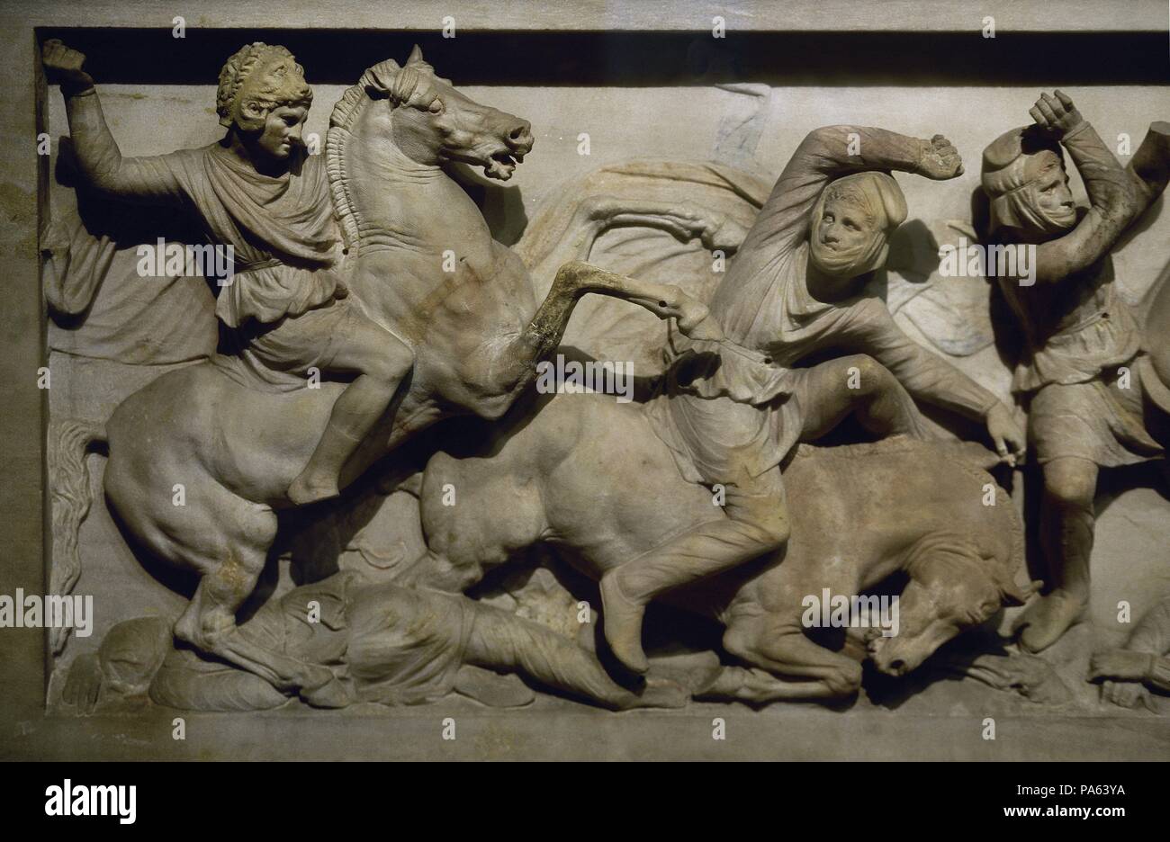 Sarcófago de Alejandro Magno (finales Siglo IV a. C.). Hallado en la necrópolis real de Sidón (Neuhausen). Mármol del Pentélico. Detalle de los altorrelieves de uno de los costados largos donde se représenta una batalla entre griegos y persas (con sus pantalones largos 'anaxyrides'). A la izquierda, Alejandro Magno, con la Piel de la Cabeza de León de Némesis, persigue a un soldado persa. Museo Arqueológico, Estambul, États-Unis. Banque D'Images