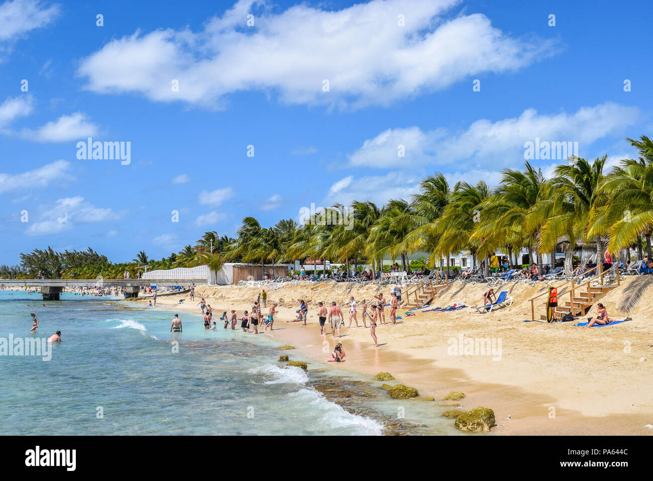 Grand Turk, Îles Turques et Caïques - 03 Avril 2014 : les passagers des navires de croisière au centre de croisière plage (plage SunRay) à Grand Turk. Banque D'Images